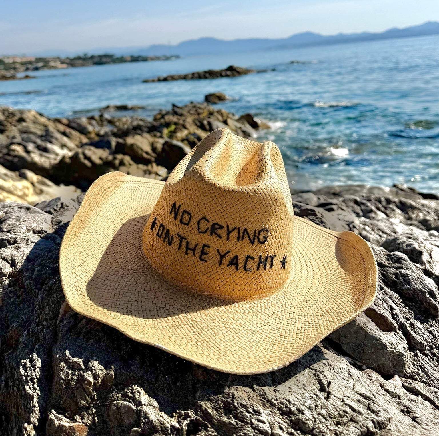 KEIN WEINEN AUF DER YACHT HUT